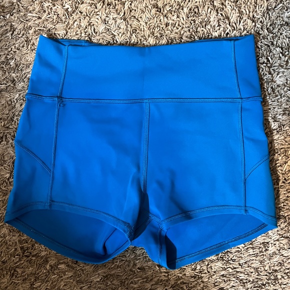 Womens size 6 Lululemon shorts - Picture 2 of 4